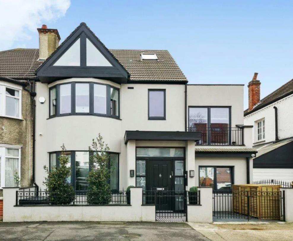 5 bed property in Gladstone Park Gardens, Dollis Hill